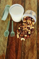 Çift Hazneli Çatal Kaşıklı Müsli Yulaf Diyet Atıştırmalık Saklama Kabı Yeşil Ap-9453 1100 Ml Yeşil